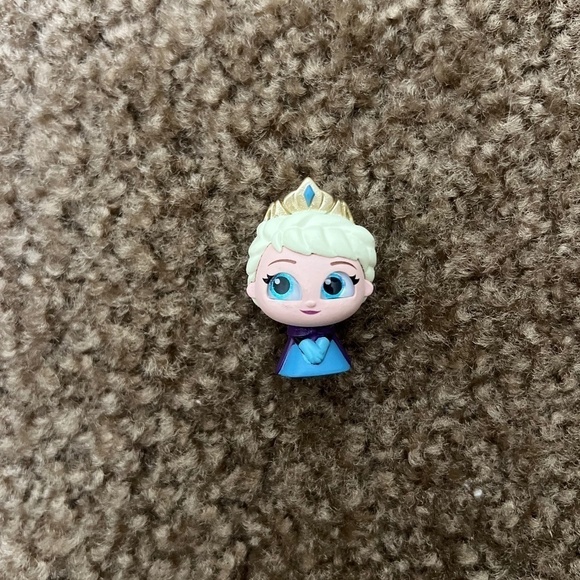 Disney Doorables: Series 5 Figurine – Frozen – Elsa - Picture 3 of 4
